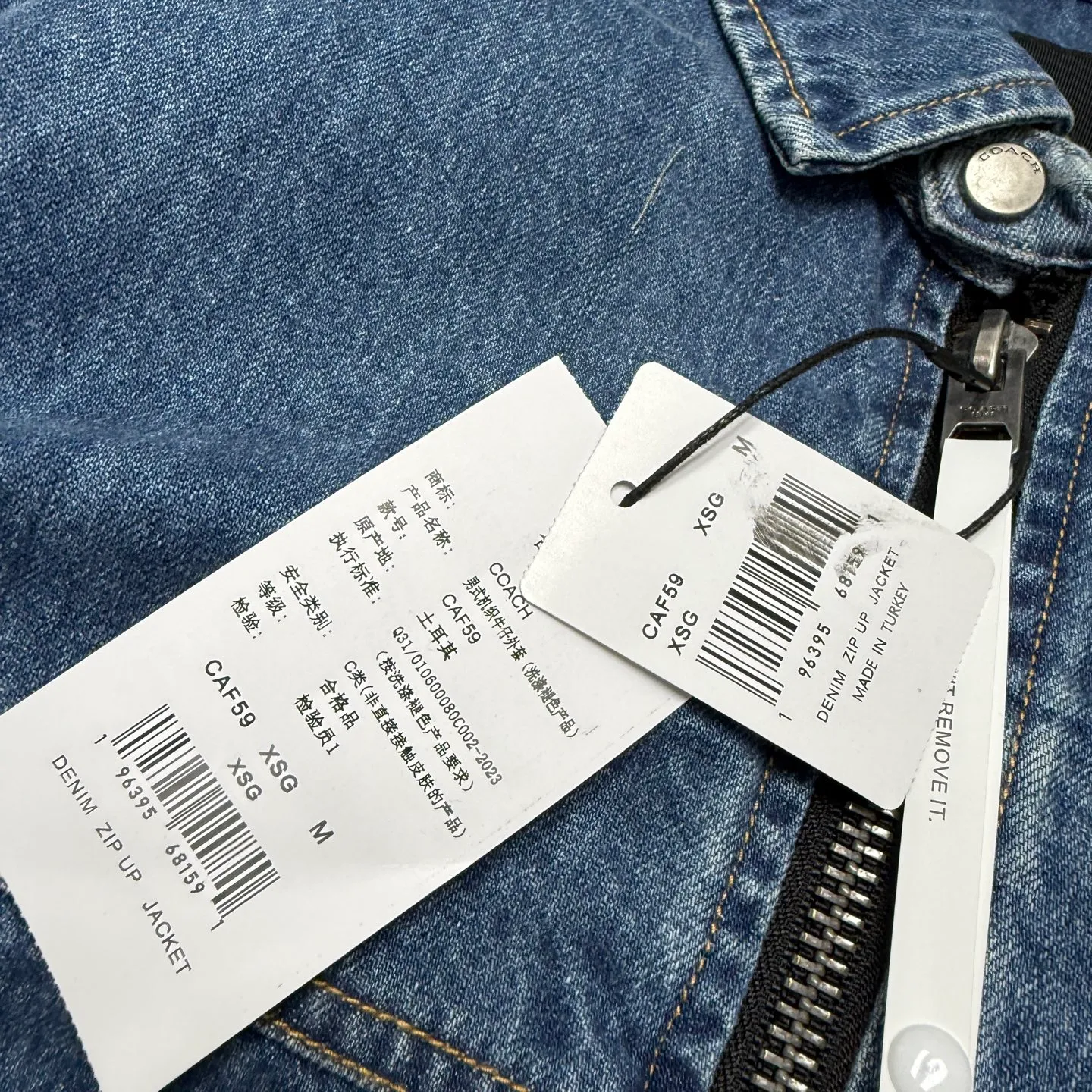 Available for new shipment in early spring! COH men's American Retro workwear Detroit washed distressed denim lapel cotton splicing zipper jacket, very Retro Blue denim, denim will never go out of style. The upper body of various experts shows how handsome he is. This style is very casual yet a bit gentlemanly. It is not so ostentatious, but the upper body makes the whole person look tall and elegant. That is, you only need to wear this coat. You don’t have to think about the overall matching, it’s casual and fashionable to wear casually. This can be worn by both men and women, and the fit is very correct. Shipped by a trading company and produced on a large assembly line, the quality is absolutely superb. The overall wiring is smooth and neat, and the inner lining is made of pure cotton, which is breathable and comfortable and has excellent skin fit. It's definitely the quality that goes in and out of the mall. The whole set of hardware is made by Koujia with logo letters. The texture of ancient silver matches the whole dress very well. The Genuine Leather leather label on the front chest is beautifully embellished. Really high quality. The shopkeeper’s own money. 🤗🤗🤗 Color: Washed Retro denim blue Size: M-XXL (equivalent to M-XXL) Fabric: Denim (Composition: Cotton) M size: Length 68CM Bust 118CM Shoulder width 53CM Sleeve length 62CM (Reference height 165-170CM Weight 110-130 catties) L size: Length: 70CM Bust 122CM Shoulder width 54CM, sleeve length 63CM (reference height 170-175CM, weight 130-150 catties) XL code: length: 72cm, bust: 126cm shoulder width: 55cm, sleeve length: 64cm (reference height 175-180CM, weight 145-165 catties) XXL code: length: 74cm, bust: 130cm, shoulder width: 56cm Sleeve length: 65cm (reference height 180-185CM, weight 165-185 catties)